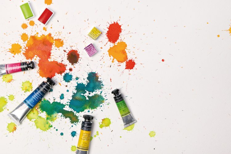 Éclaboussures d'aquarelle extra-fine Sennelier avec tubes et demi-godets sur papier blanc