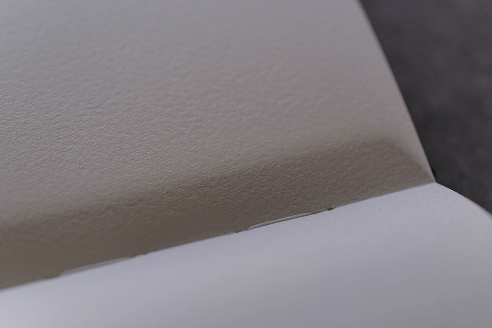 Carnet d'Artiste Arches ouvert à plat avec son marque-page
