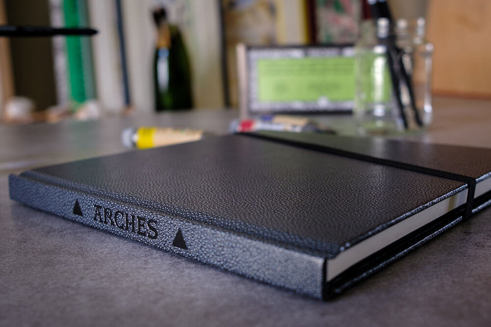Page de Carnet d'Artiste Arches utilisée avec un crayon, technique mixte