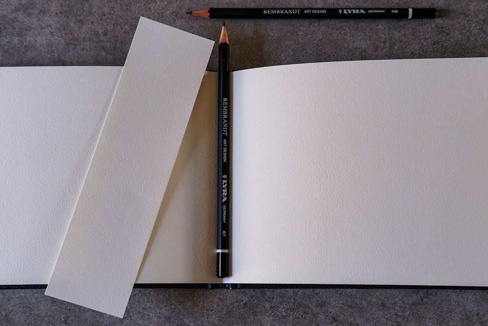 Détail de la tranche embossée ARCHES et de la reliure du carnet