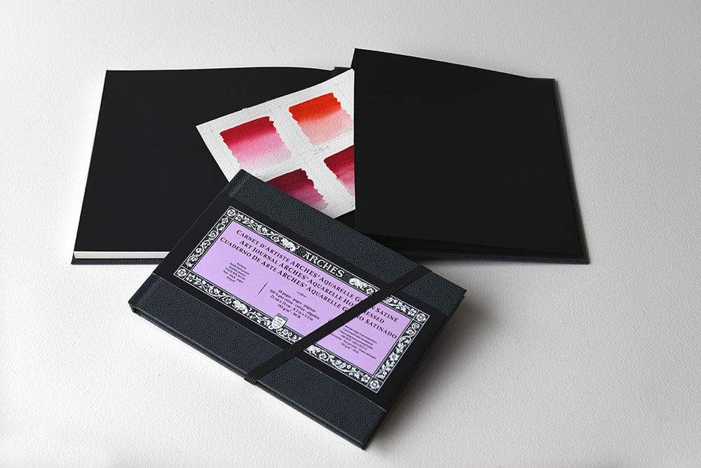 Carnets d'Artiste Arches ouverts avec un nuancier de couleurs