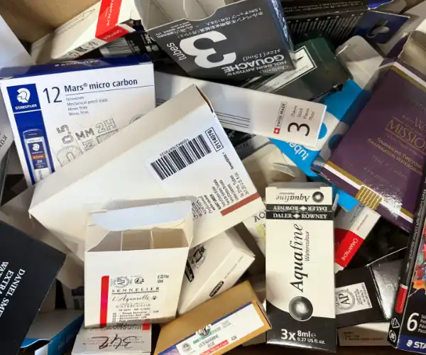 Boîtes de fournisseurs réemployées pour protéger les tubes d'aquarelle