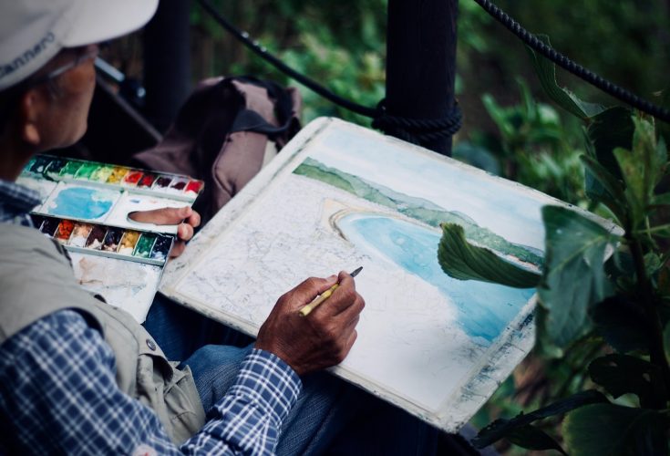 Aquarelliste dessinant un paysage sur le vif