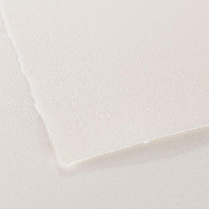Gros plan sur le grain fin du papier Arches Aquarelle 100 % coton