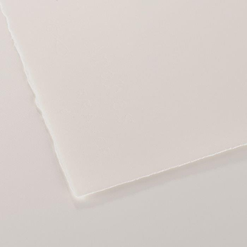 Gros plan sur le grain satiné du papier Arches Aquarelle