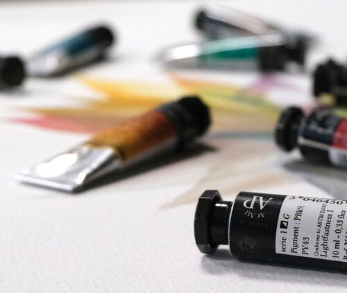 Tube d'aquarelle Sennelier marqué d'un G et nuancier de couleurs granuleuses