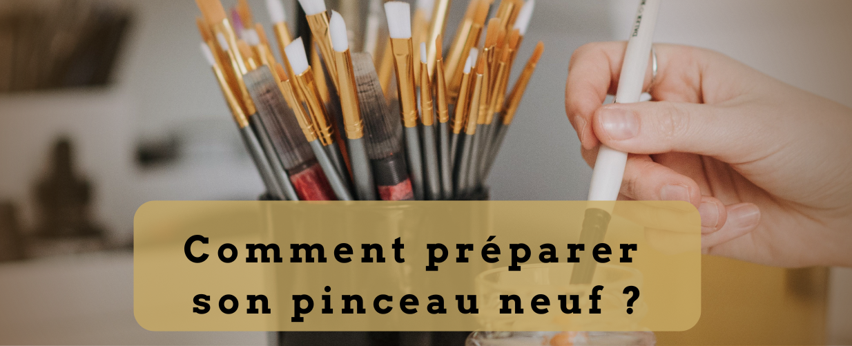 pinceaux neuf dans un pot et un main trempe un peuseau dans de l'eau