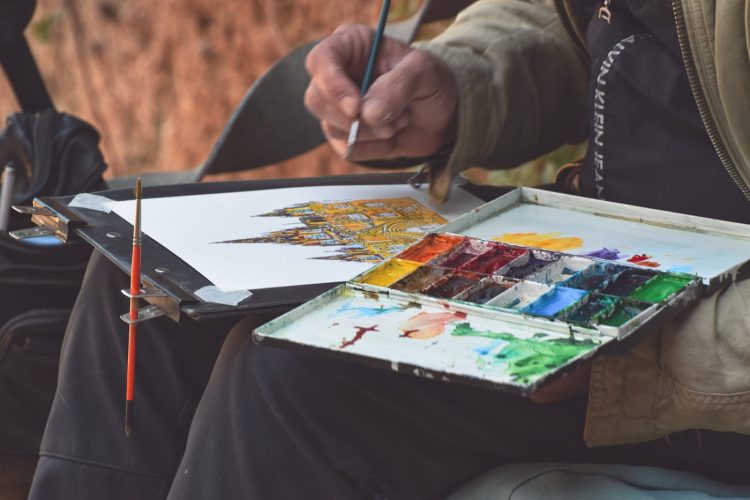 Carnettiste dessinant à l’aquarelle sur le vif