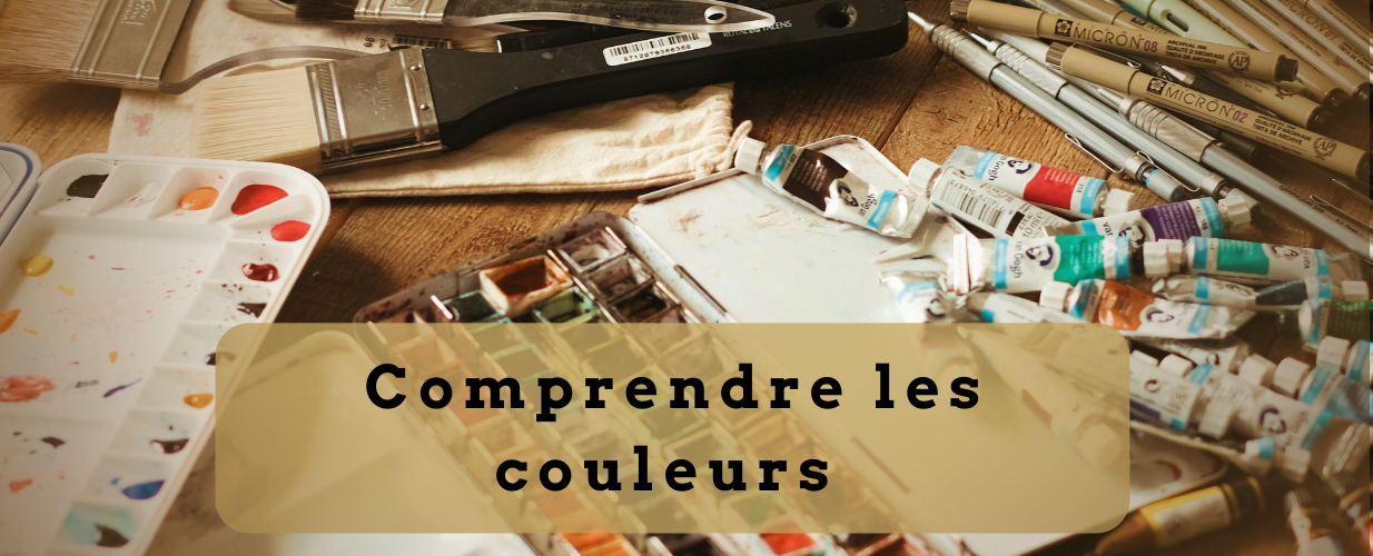 palette aquarelle avec mélanges de couleurs et pinceaux sur papier humide