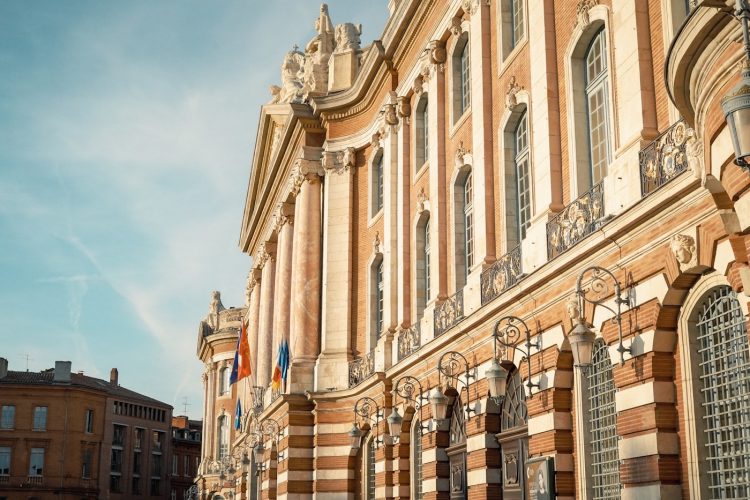 Place du Capitole à Toulouse, la Ville Rose, sous un ciel bleu d’été