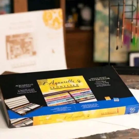 Coffret 96 ½ godets aquarelle extra fine avec 3 pinceaux, 2 palettes en porcelaine en bois Sennelier